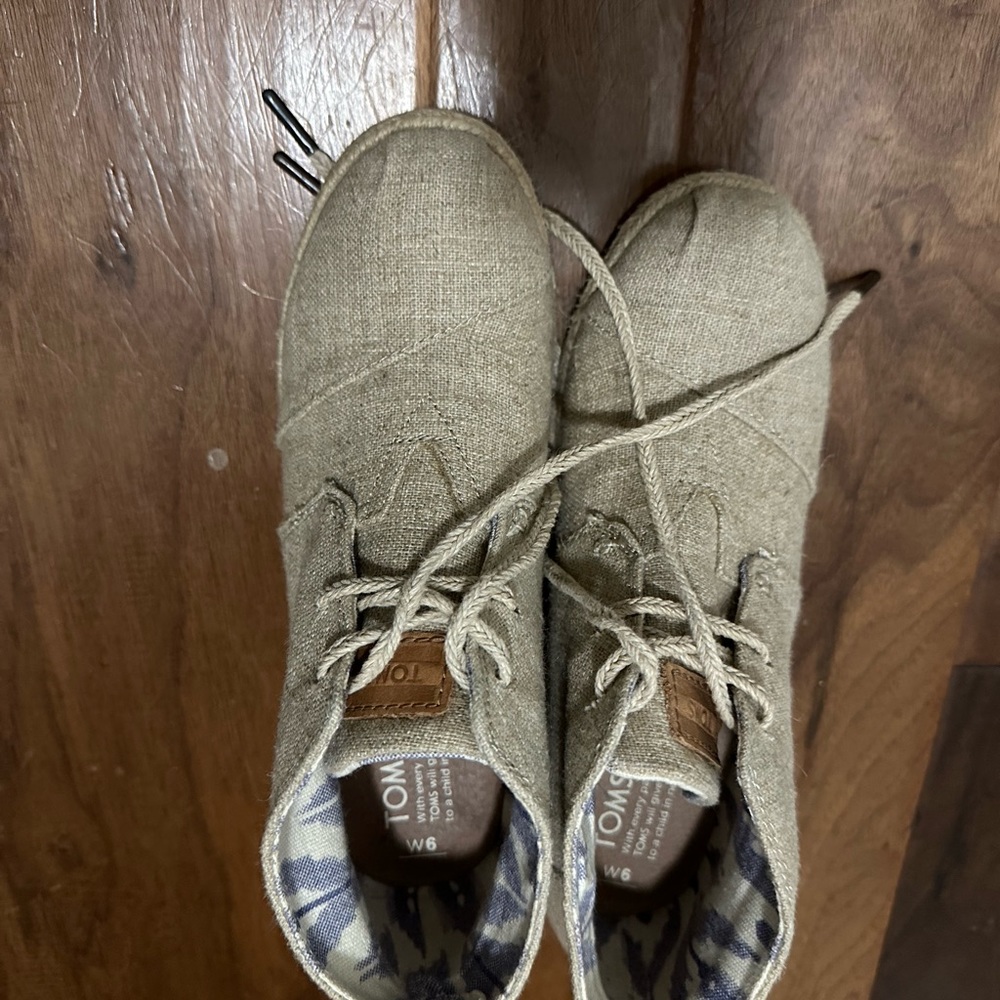 EUC Toms natural ankle bootie. - Picture 2 of 5